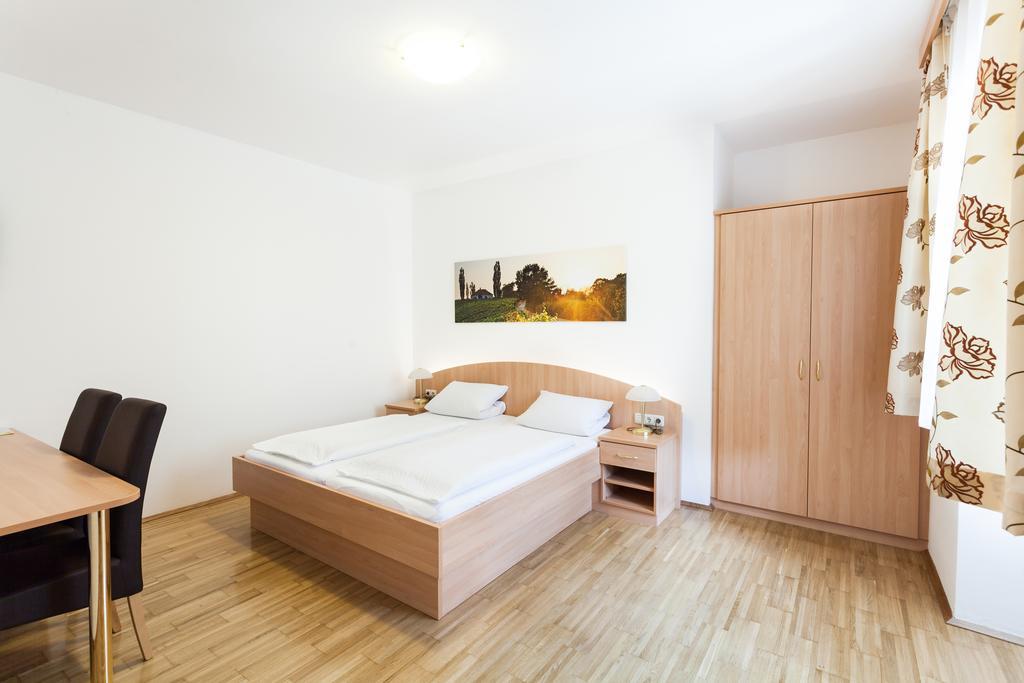Gaestehaus Ferk - Fruehstueckspension, Bed & Breakfast باد رادكرسبرغ الغرفة الصورة